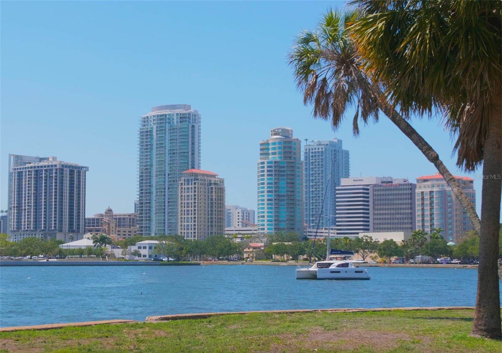 The community is situated in the desirable St. Petersburg area, right next to the Gandy Bridge. Tampa International Plaza and Airport are a short 10-15 minute drive away, and the vibrant Downtown St. Petersburg and the Pier are a 15-20 minute drive.