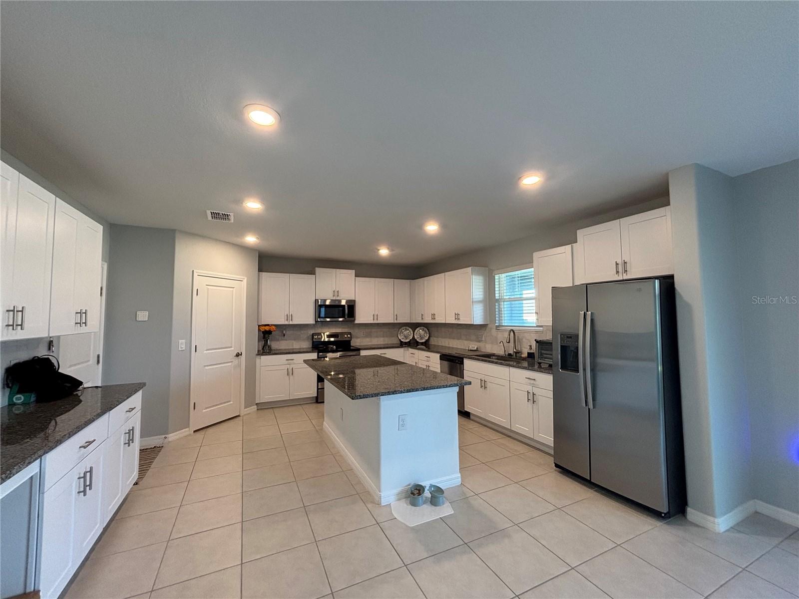 Kitchen with large island