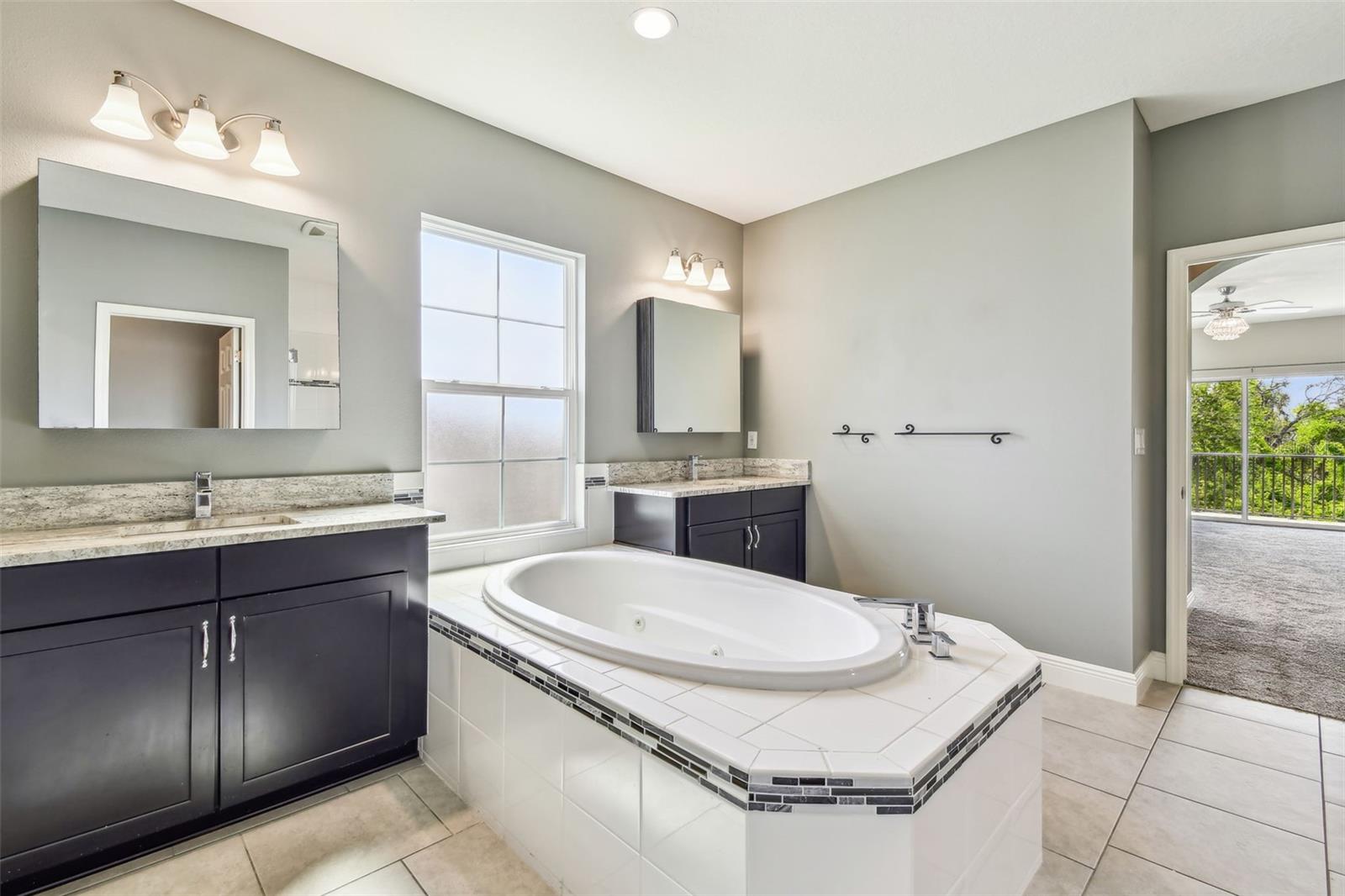 Primary Bathroom w/Garden Tub