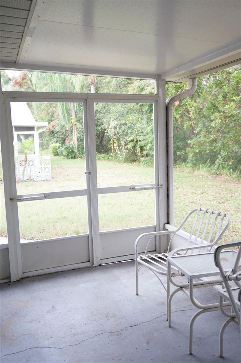 screened room for fresh air or golf cart storage