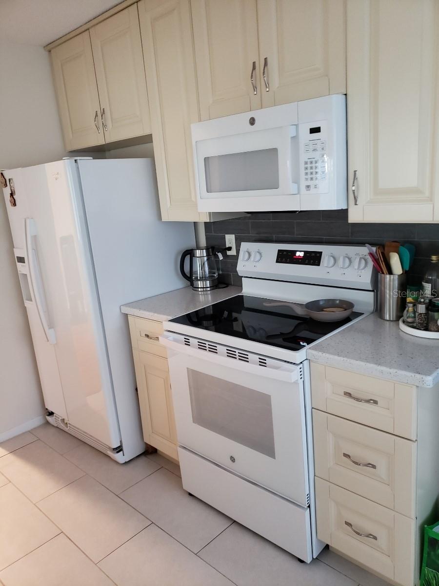 Kitchen cabinets true color, overhead lighting turned off