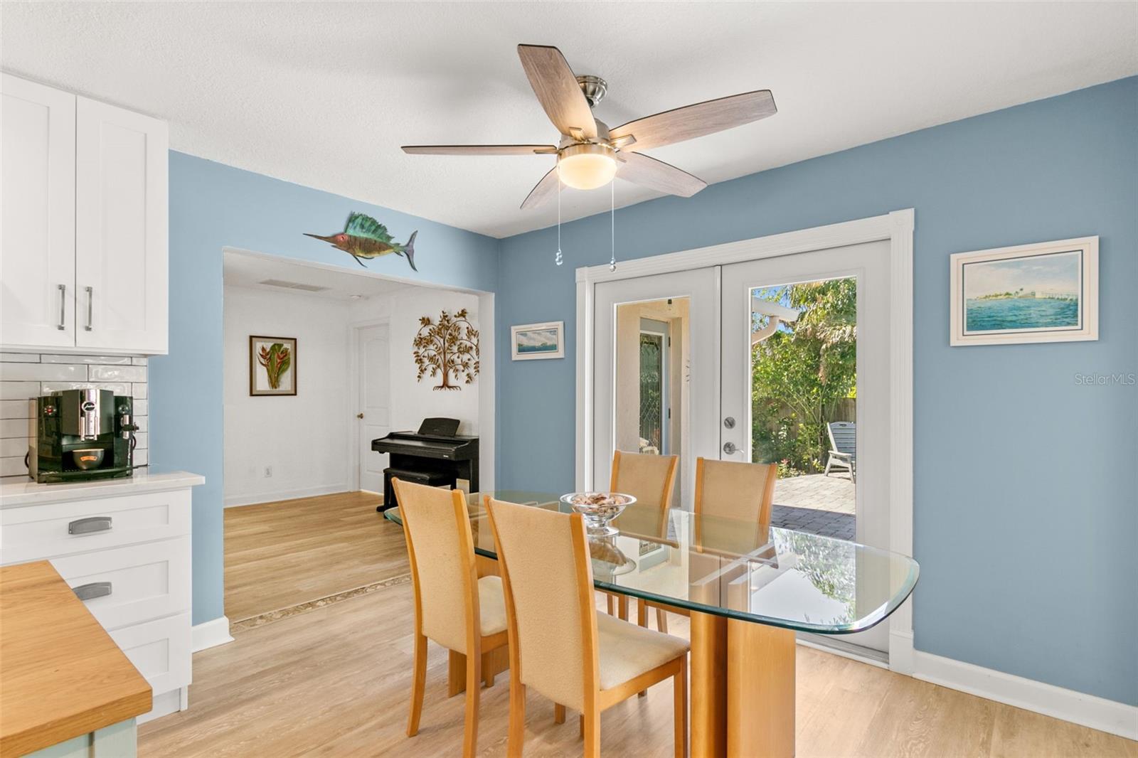 Breakfast nook with French doors to the pool