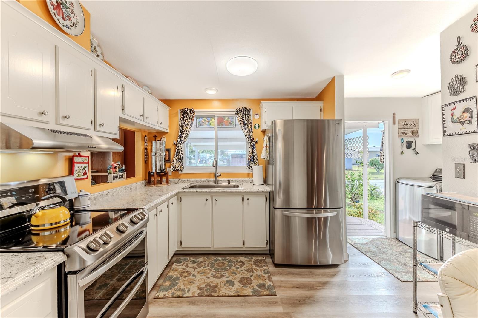 Stunning kitchen, look at the beautiful, updated kitchen!