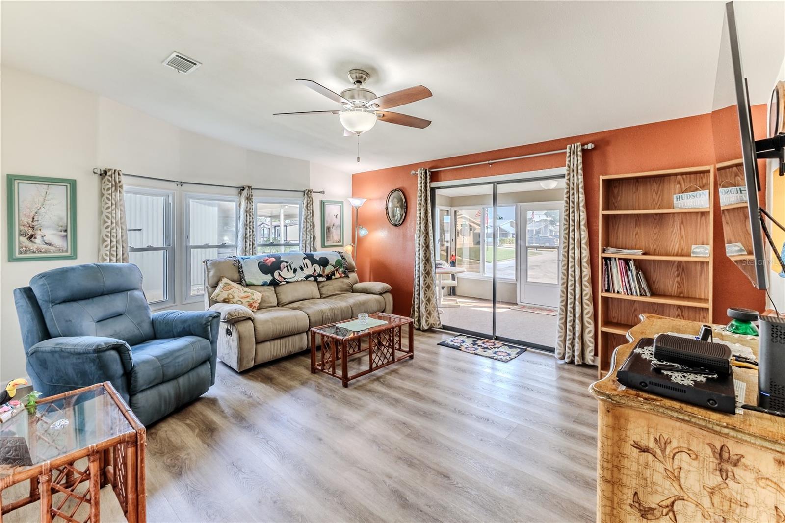 Livingroom for you and your friends that leads out to the lanai!