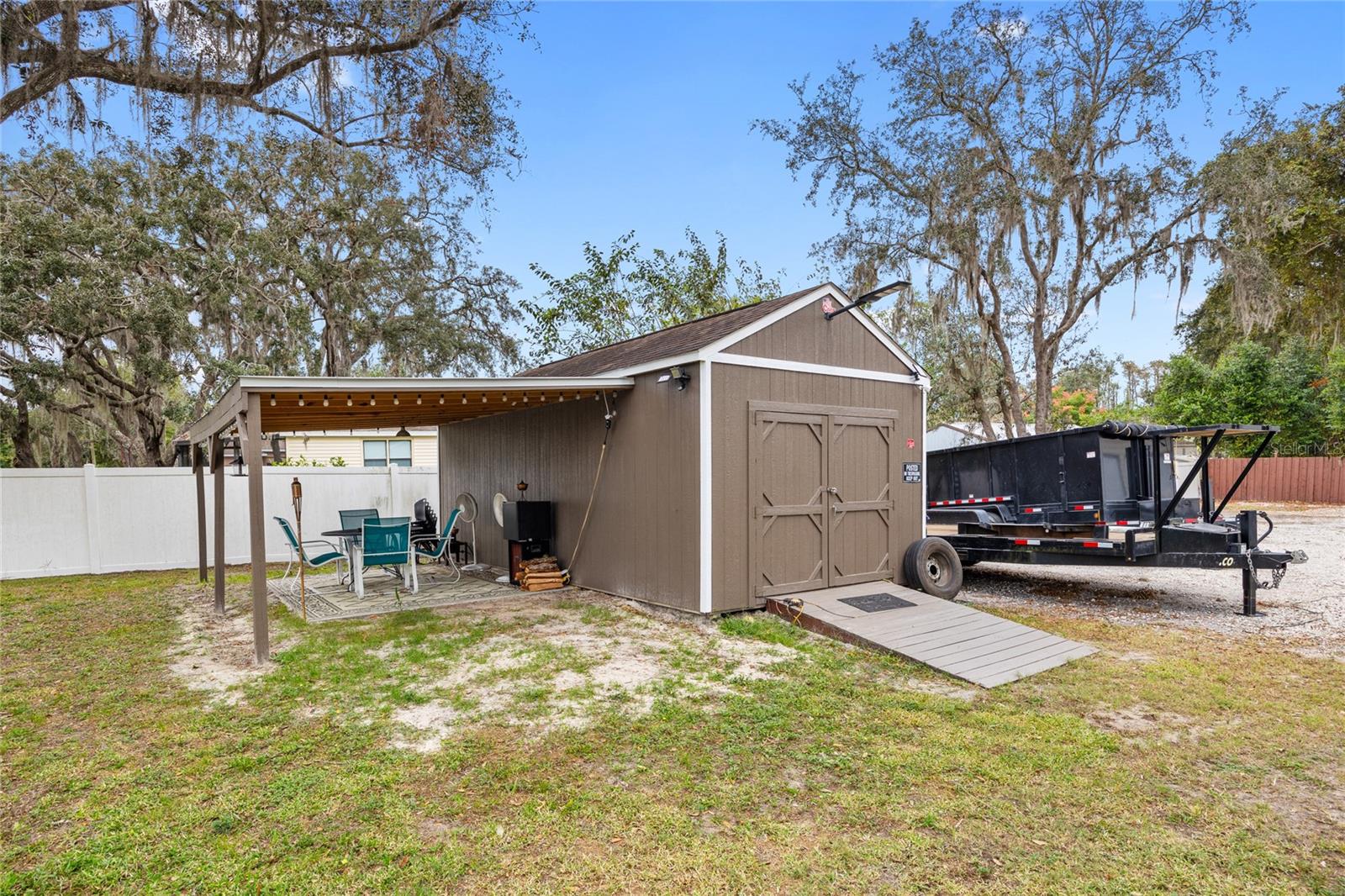 Shed & Storage w/ Porch / Yard