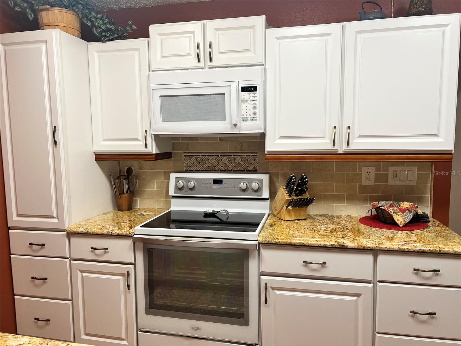 Kitchen Cabinets & Oven & Range