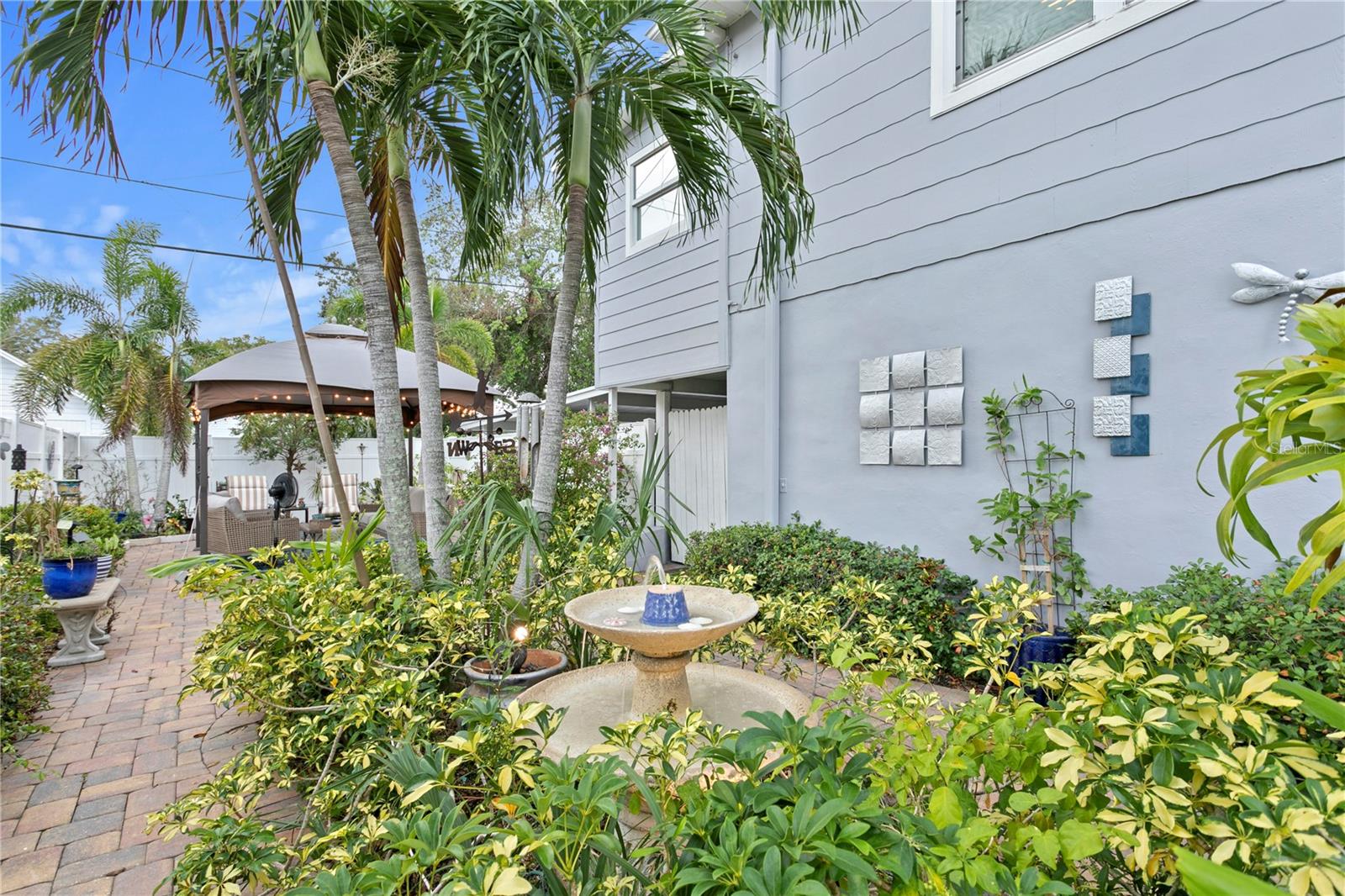 courtyard backyard