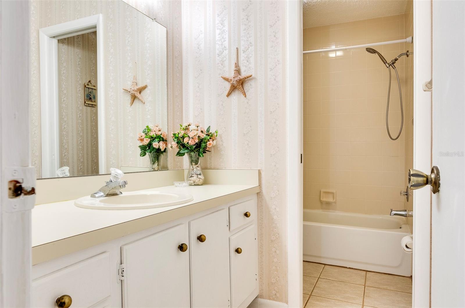 2ND FULL BATH UPSTAIRS WITH TUB