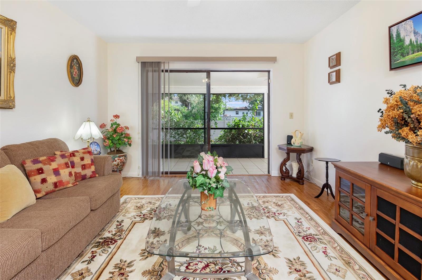 LIVING ROOM WITH ACCESS TO OUTDOOR/PORCH AREA