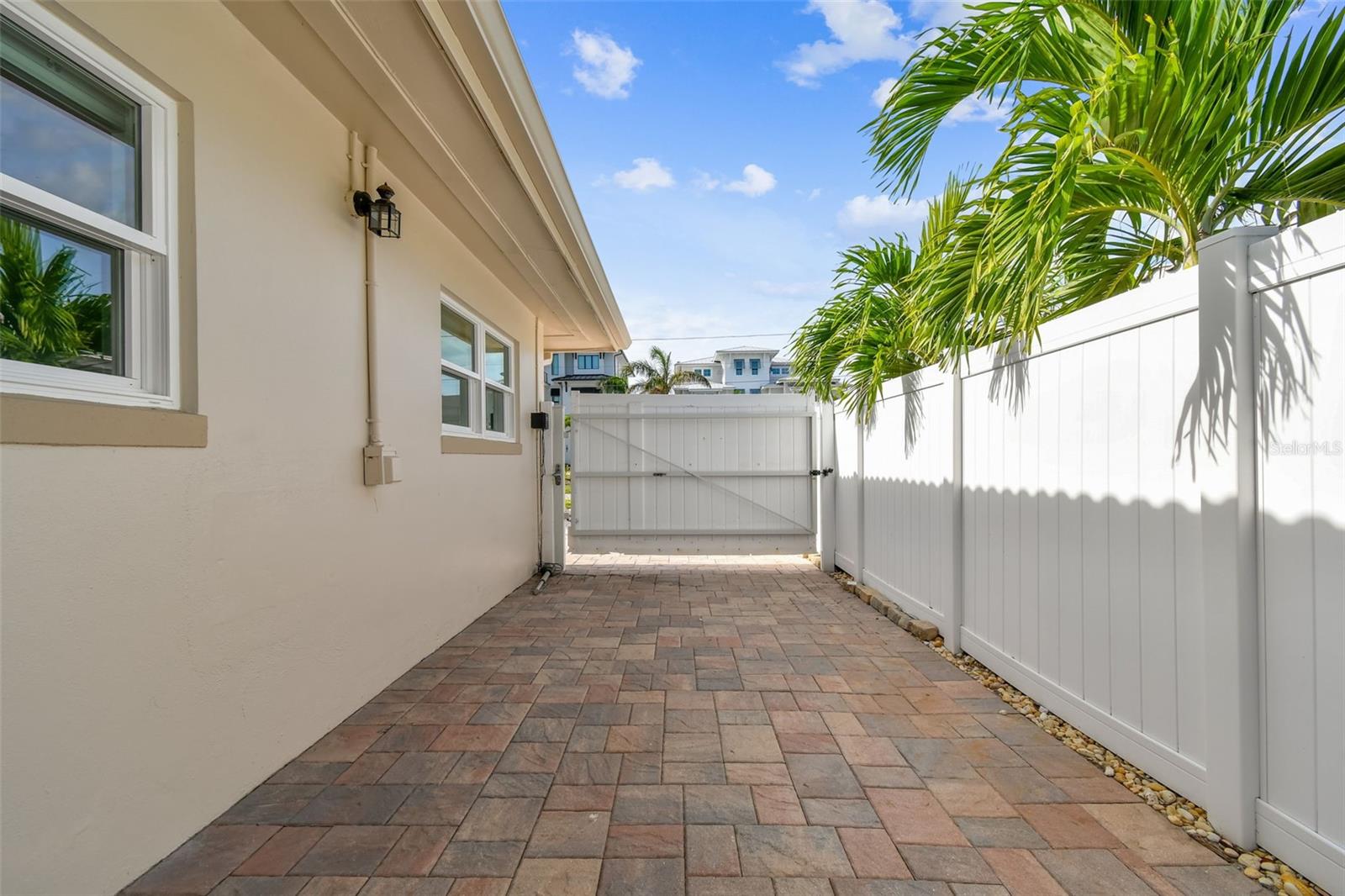 Large gate to store your boat on the side yard