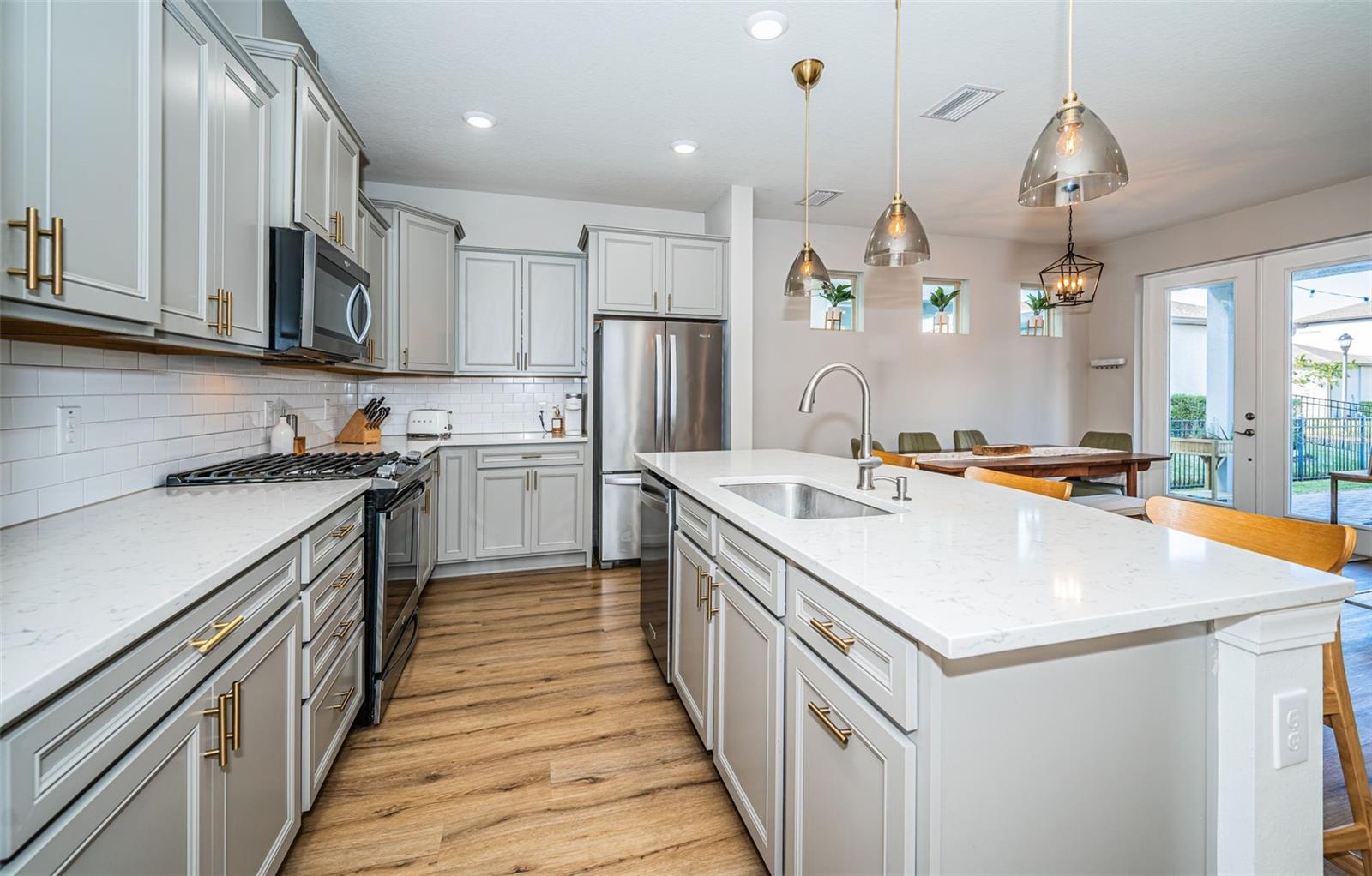 Gas Range - Stunning Kitchen