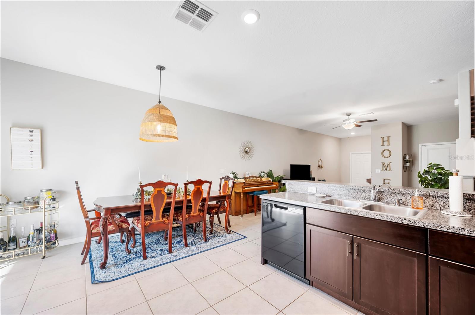 Kitchen/dining room combo