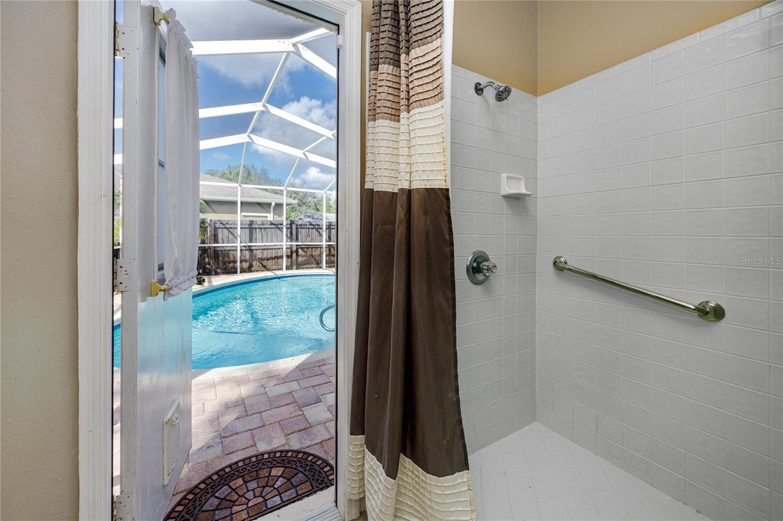 Pool Bath -4466 Worthington Ct, Palm Harbor, FL 34685