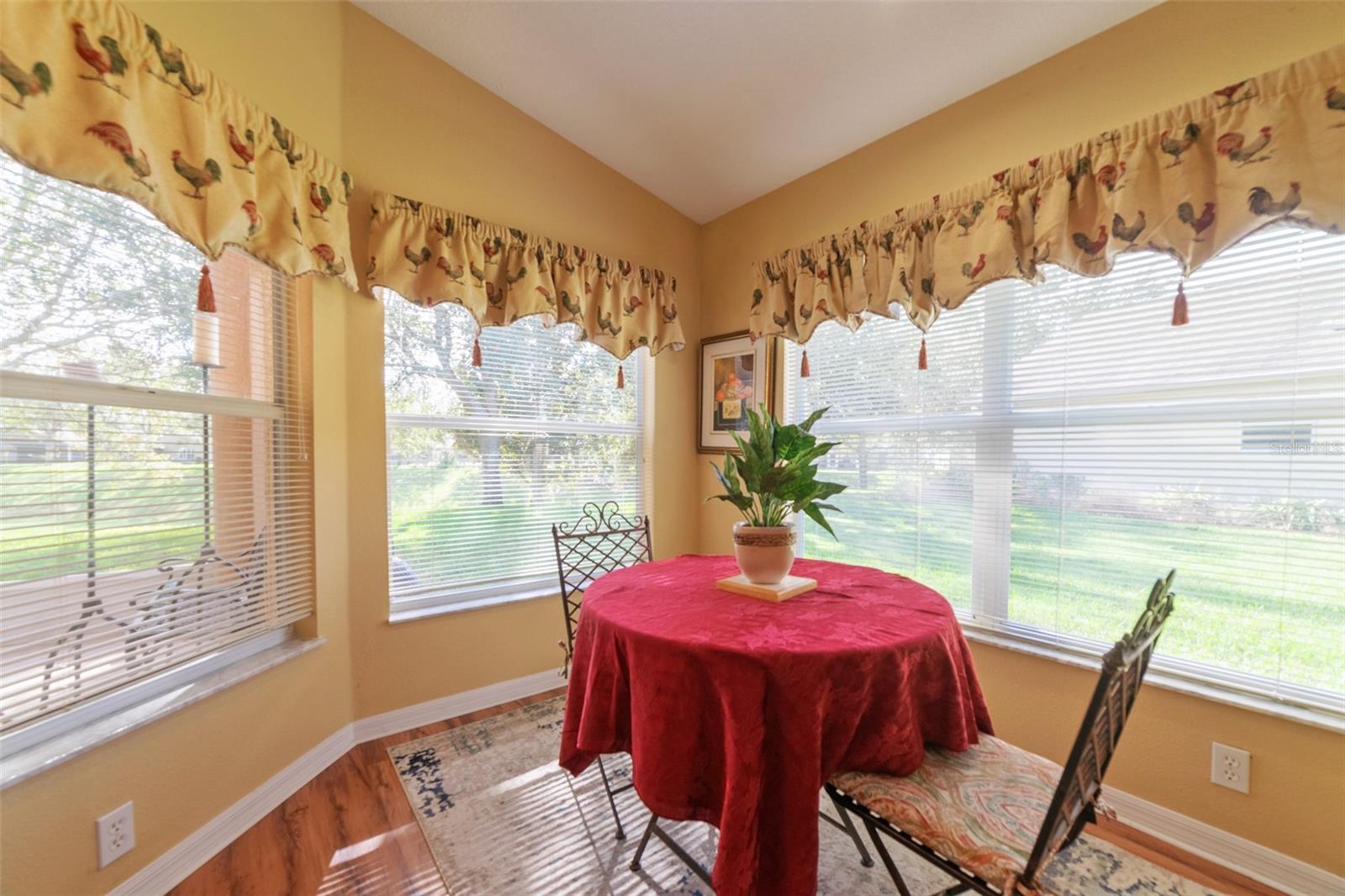 Breakfast Nook with view of grounds