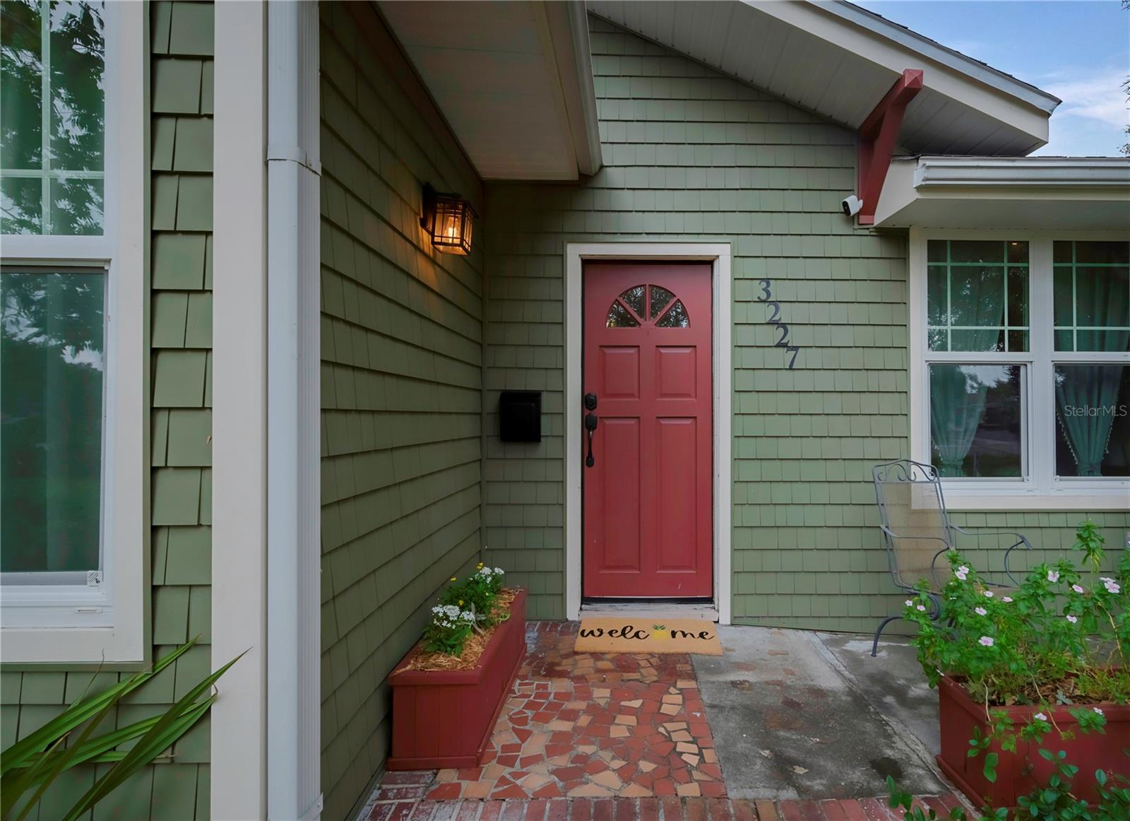 An adorable front stoop!