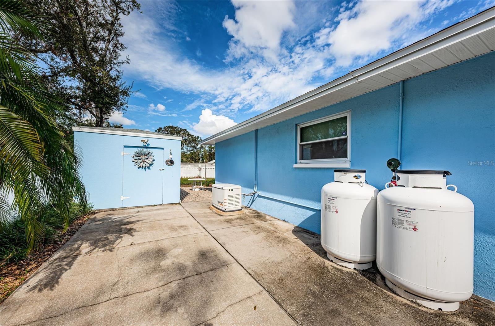 Workshop with electric and generac generator with 2 large propane tanks