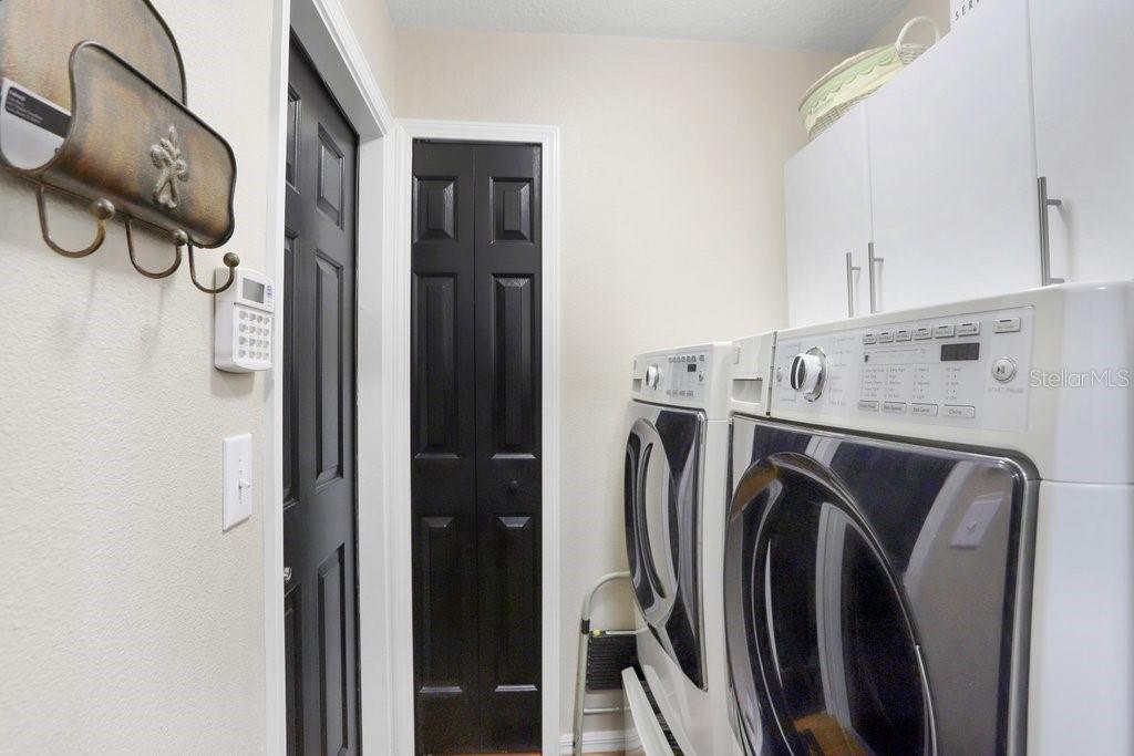 Laundry room with Washer/Dryer and storage