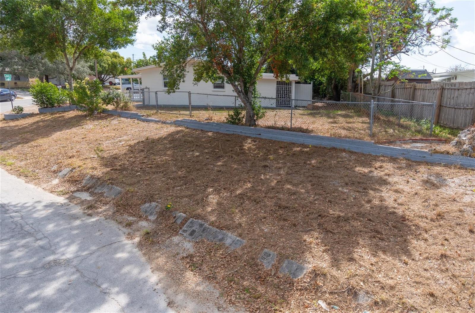 Large Front Yard for extra parking