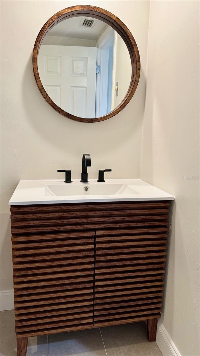 36750 US 19 N #2789 New Vanity