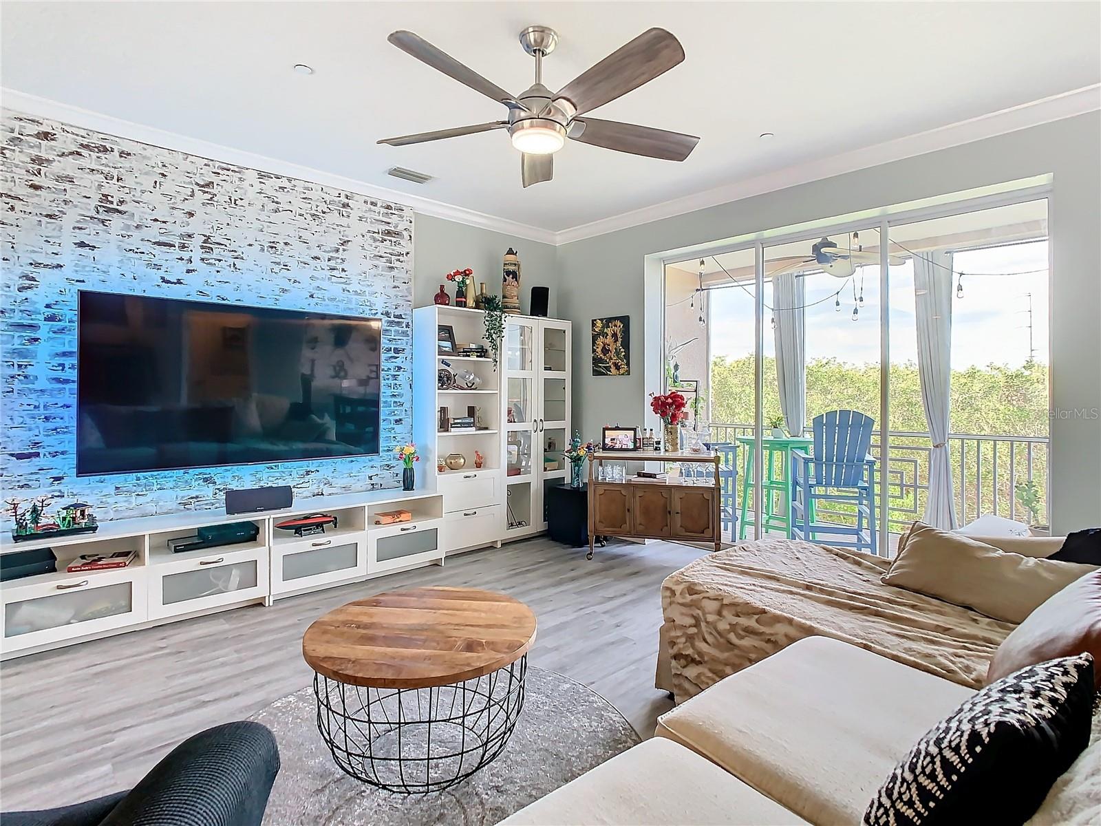 notice the nice sized faux brick wall in shelving and storage that is not built-in so it can be moved.