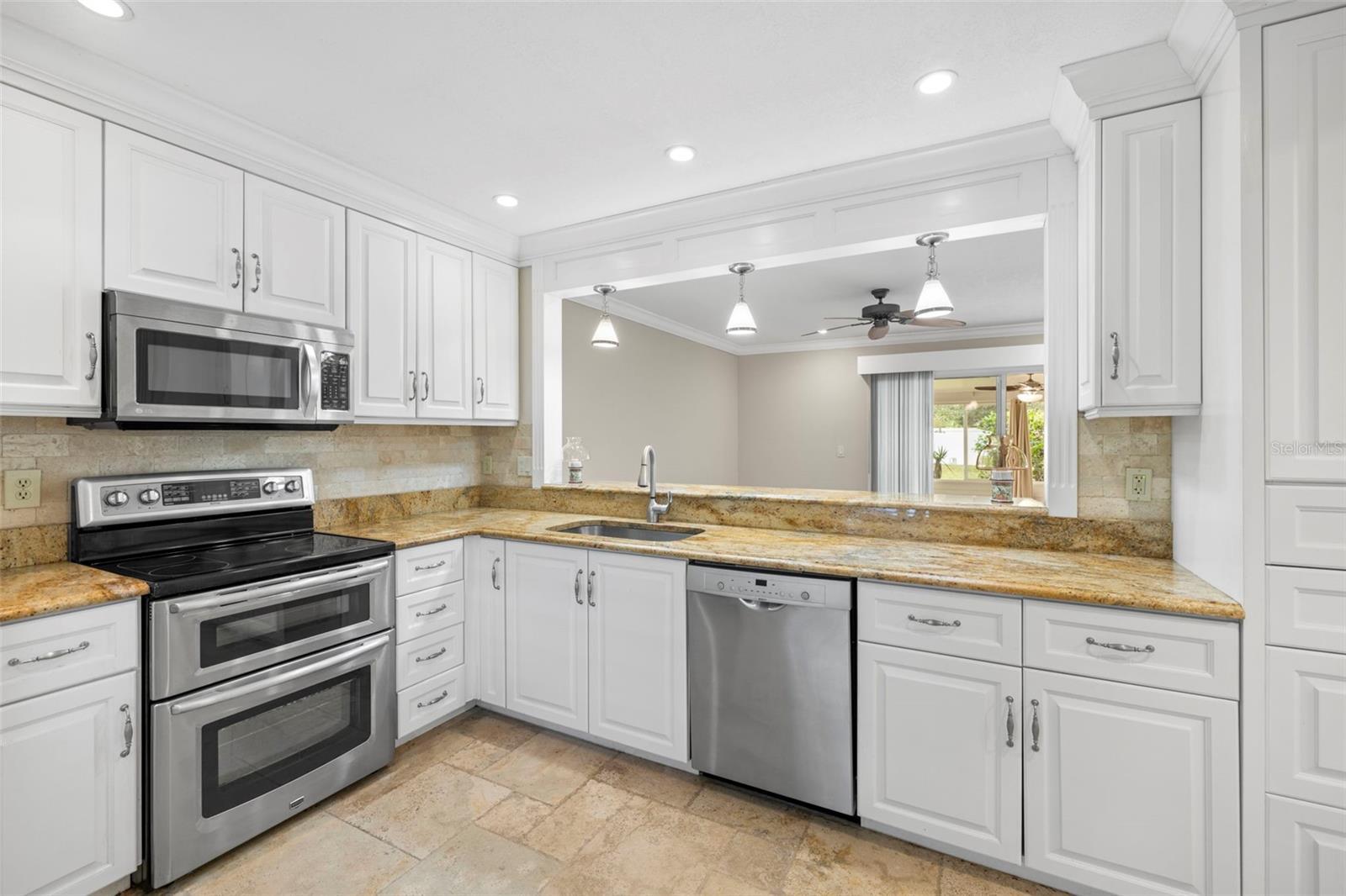 Bright kitchen and granite countertops