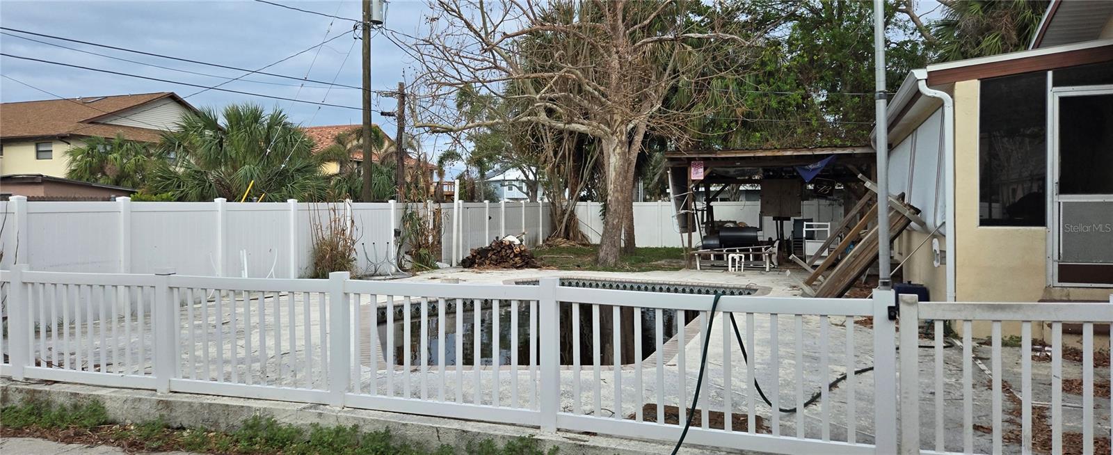 Back pool area