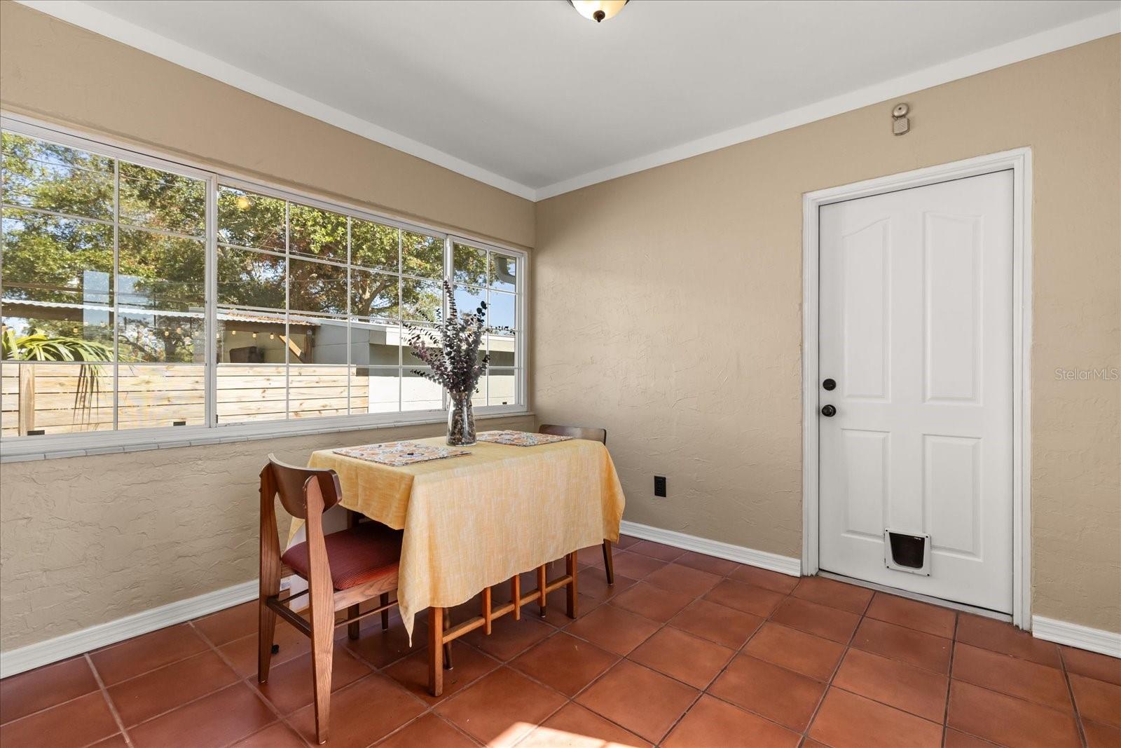 Airconditioned breezeway between kitchen and garage