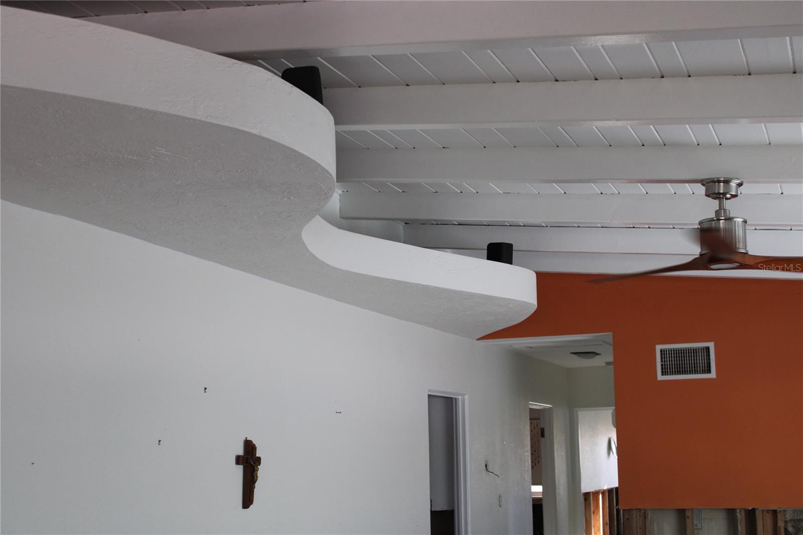 High ceilings with beautiful curved ceiling shelf