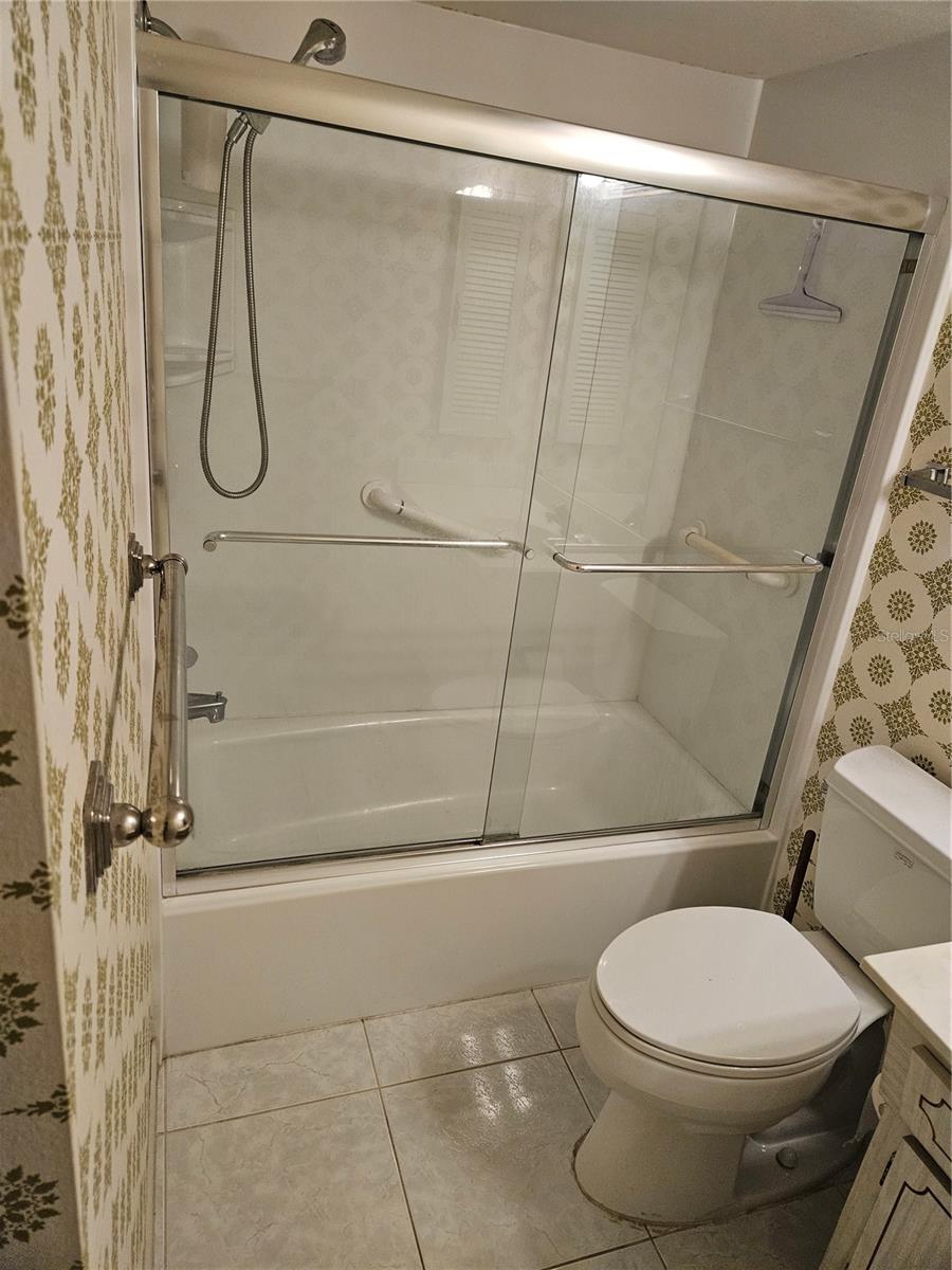 Shower/Bathtub.