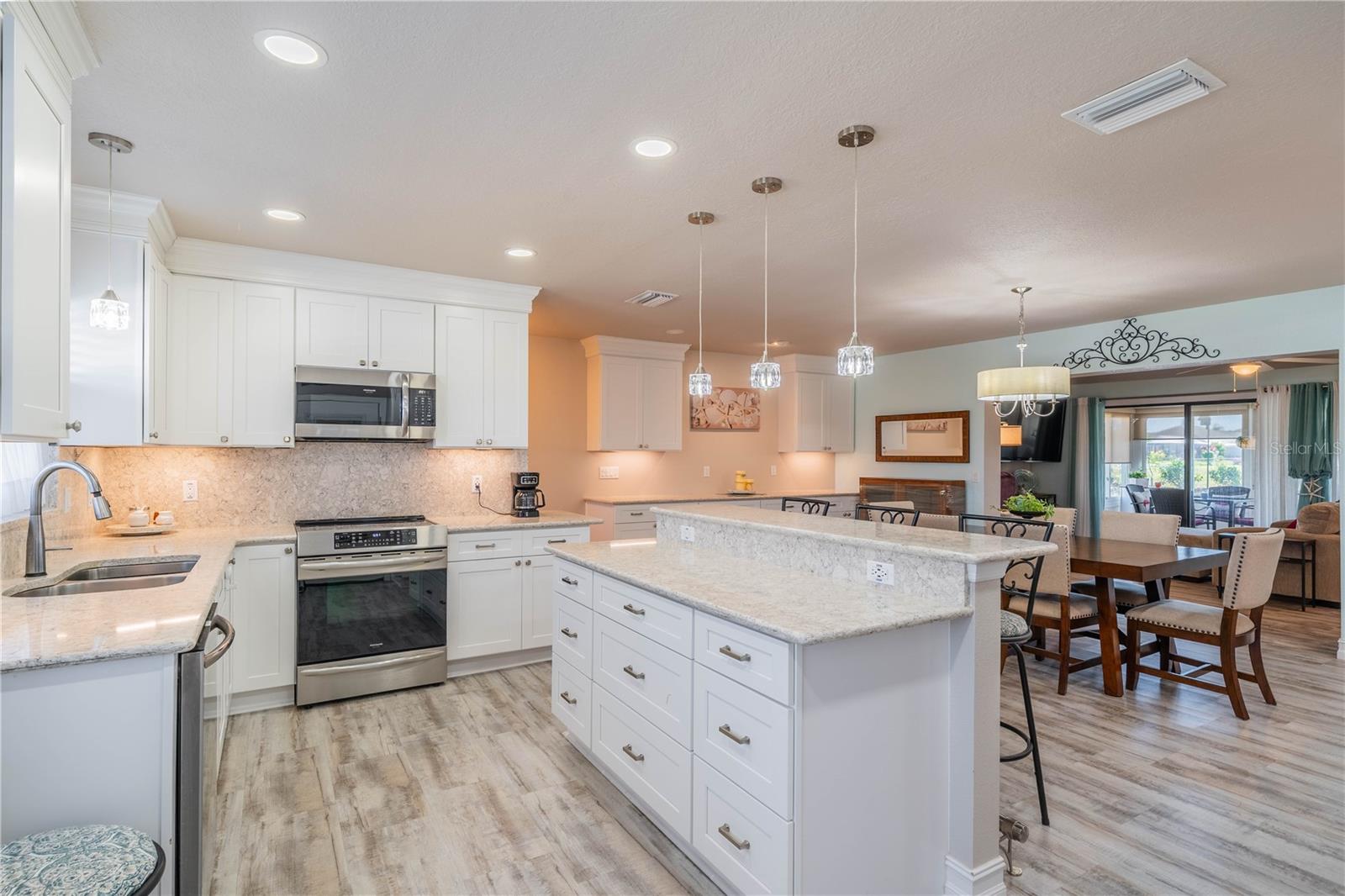 Kitchen with Breakfast Bar