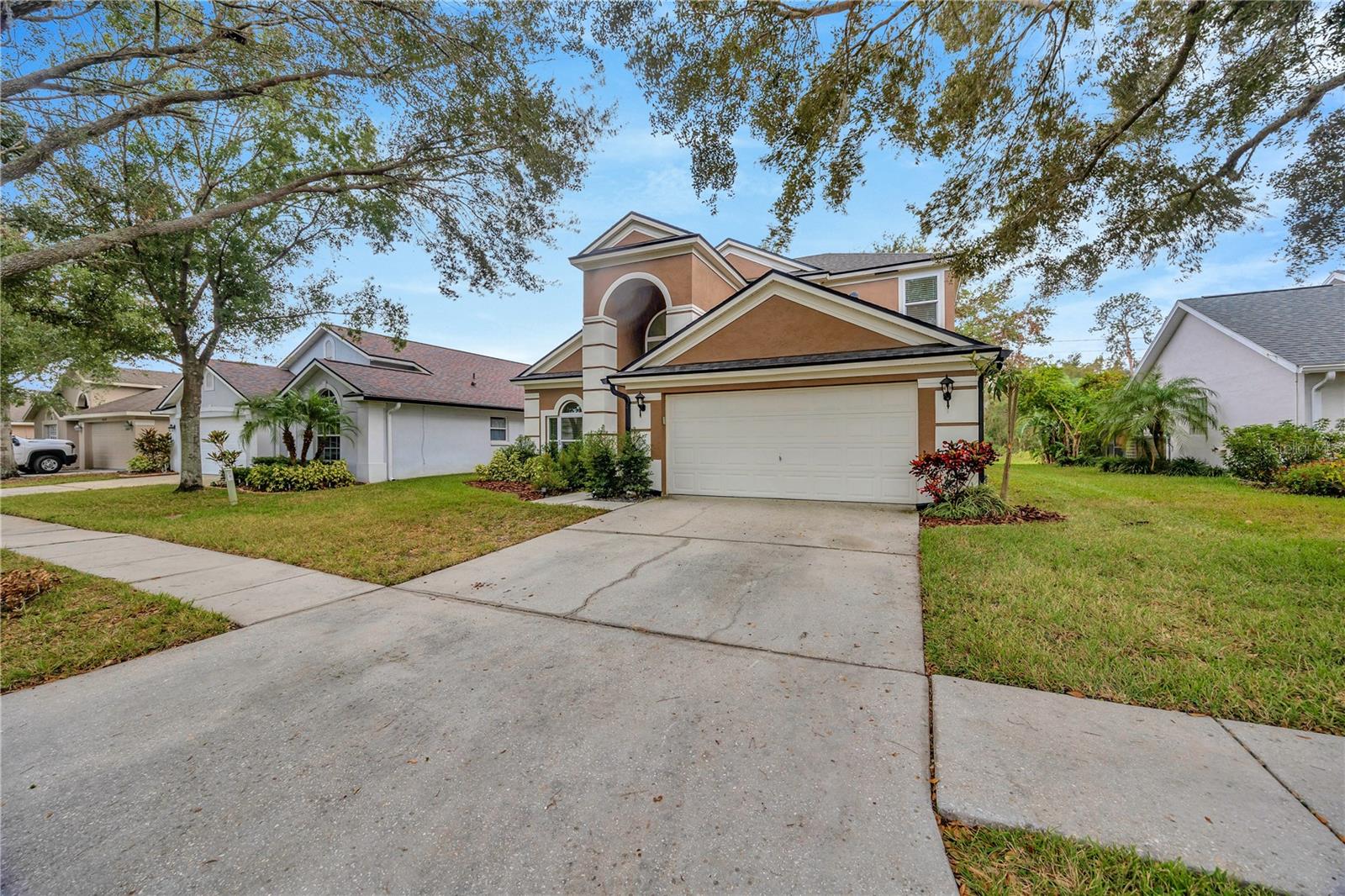 Large driveway with plenty of parking!