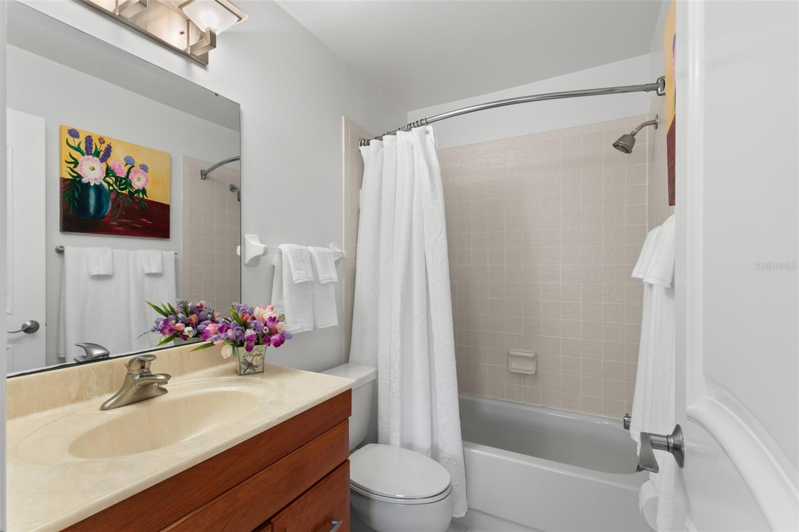 Guest bath with tub/shower combo