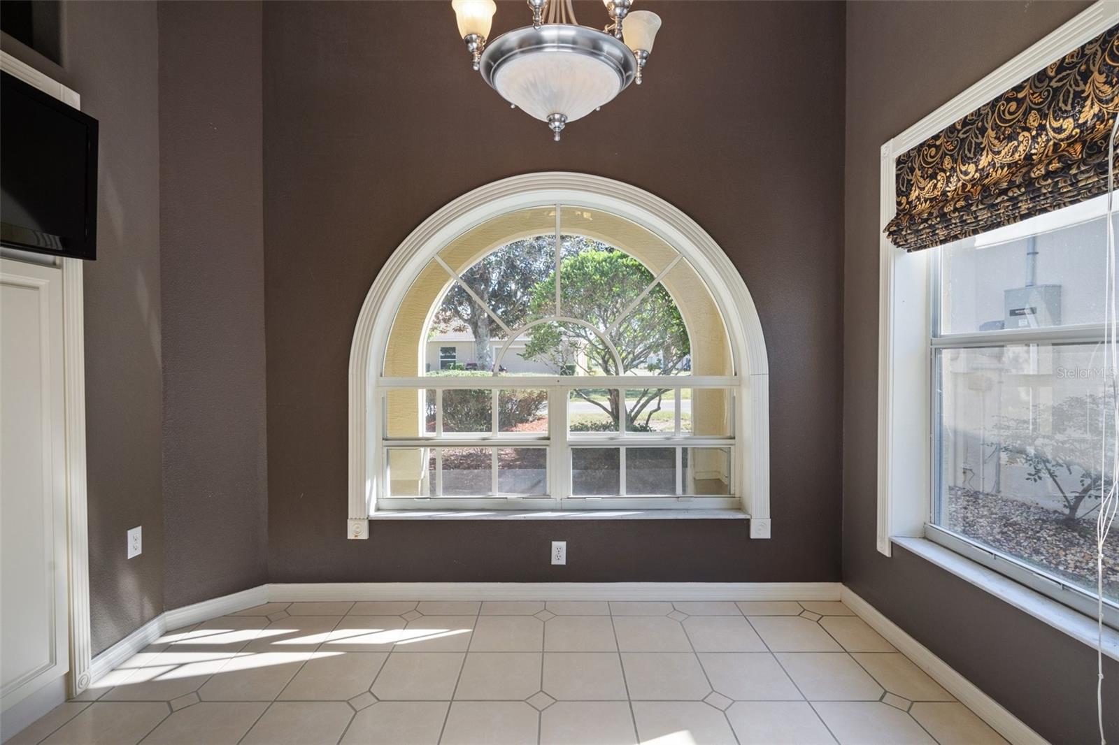 Breakfast area to front lanai