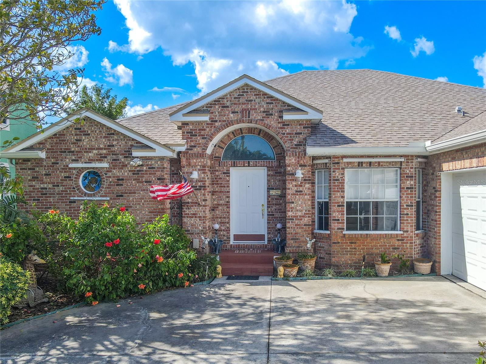 The beautiful brick exterior combined with a well-maintained, landscaped yard gives 5-star curb appeal.