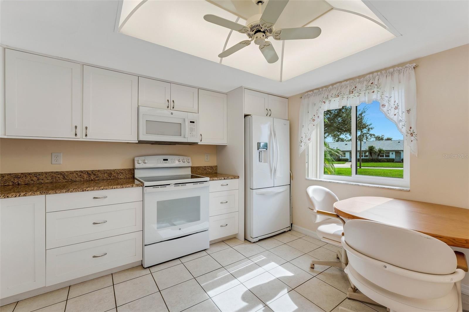 Efficient design with eat-in kitchen space & a nice sized pantry~