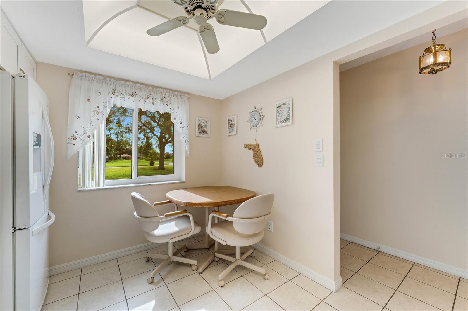 Tiled foyer entrance open to kitchen~