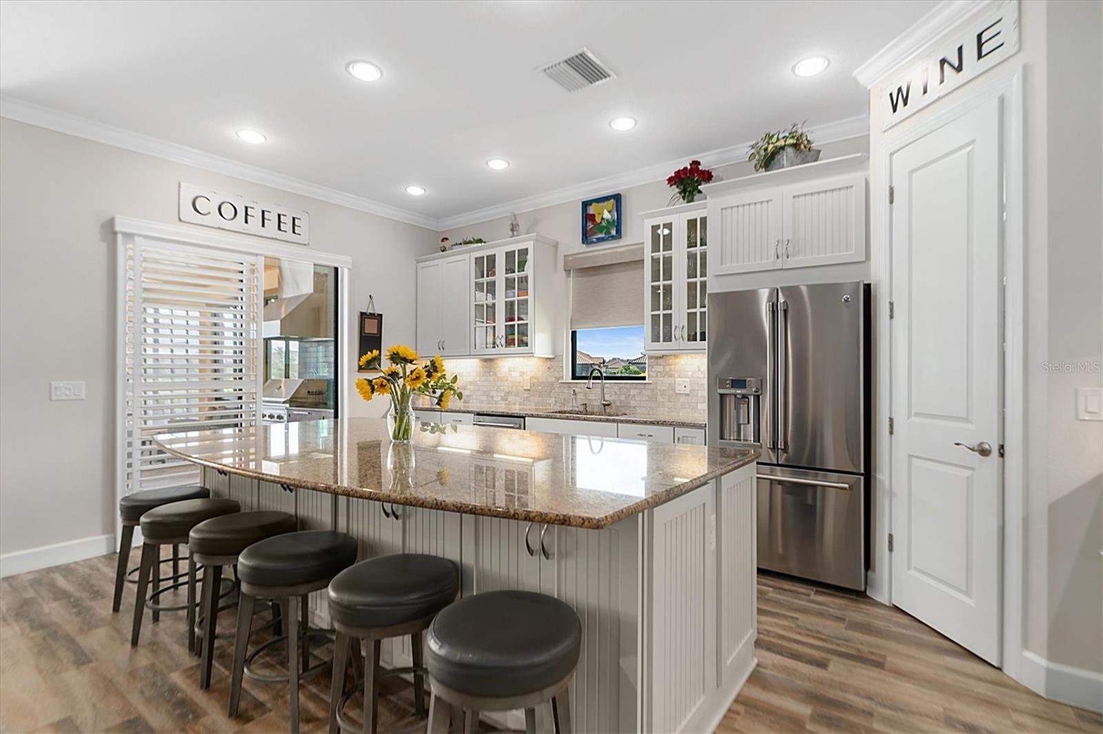 GATHER & ENTERTAIN IN YOUR BEAUTIFUL UPGRADED KITCHEN