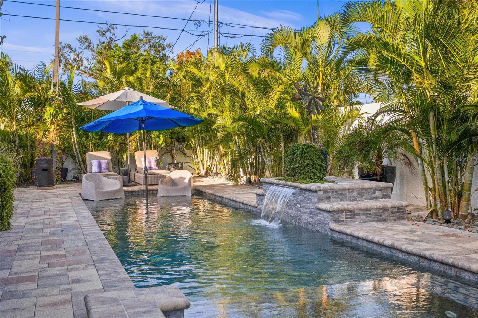 Gorgeous Heated Pool with Spillover Water Feature, Sun-shelf & Spa