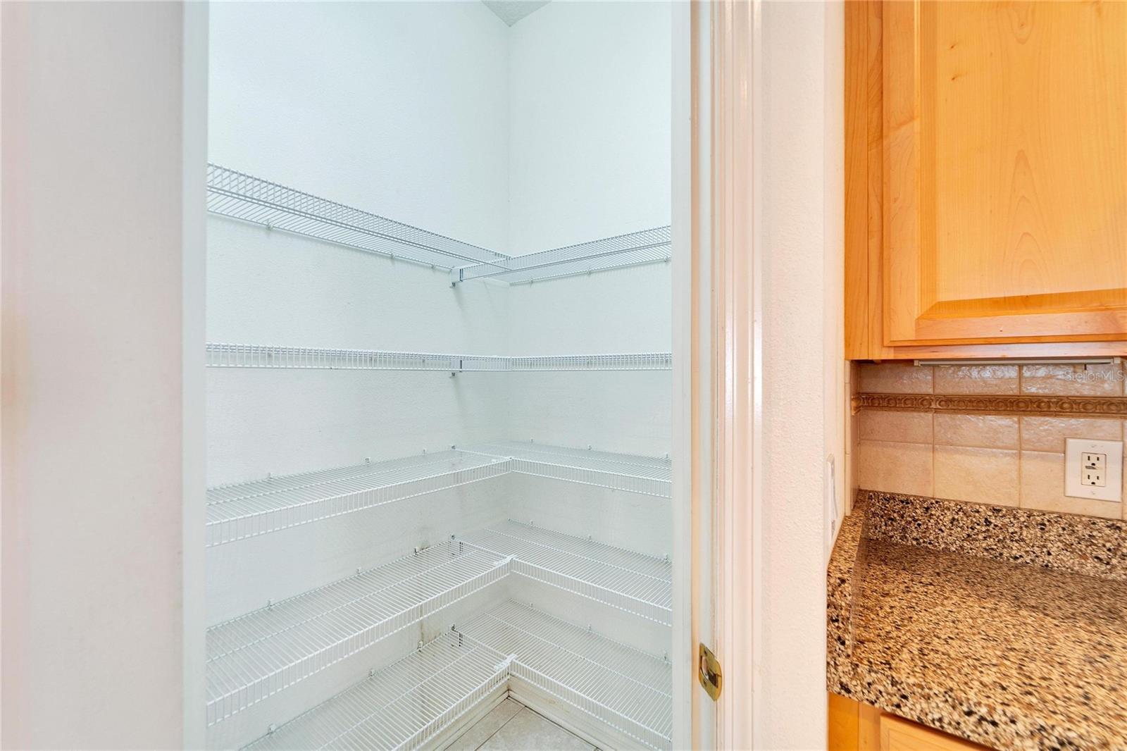 TB8320775 - Walk-in Pantry