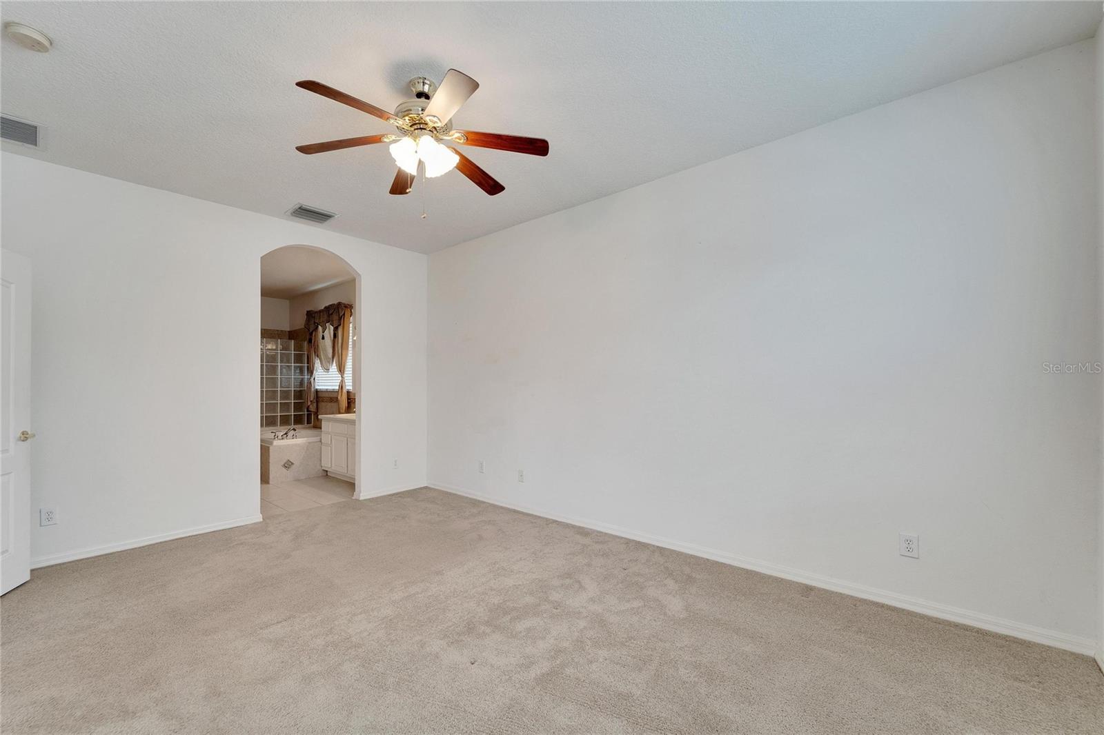 TB8320775 - Ceiling fan and entrance to Ensuite