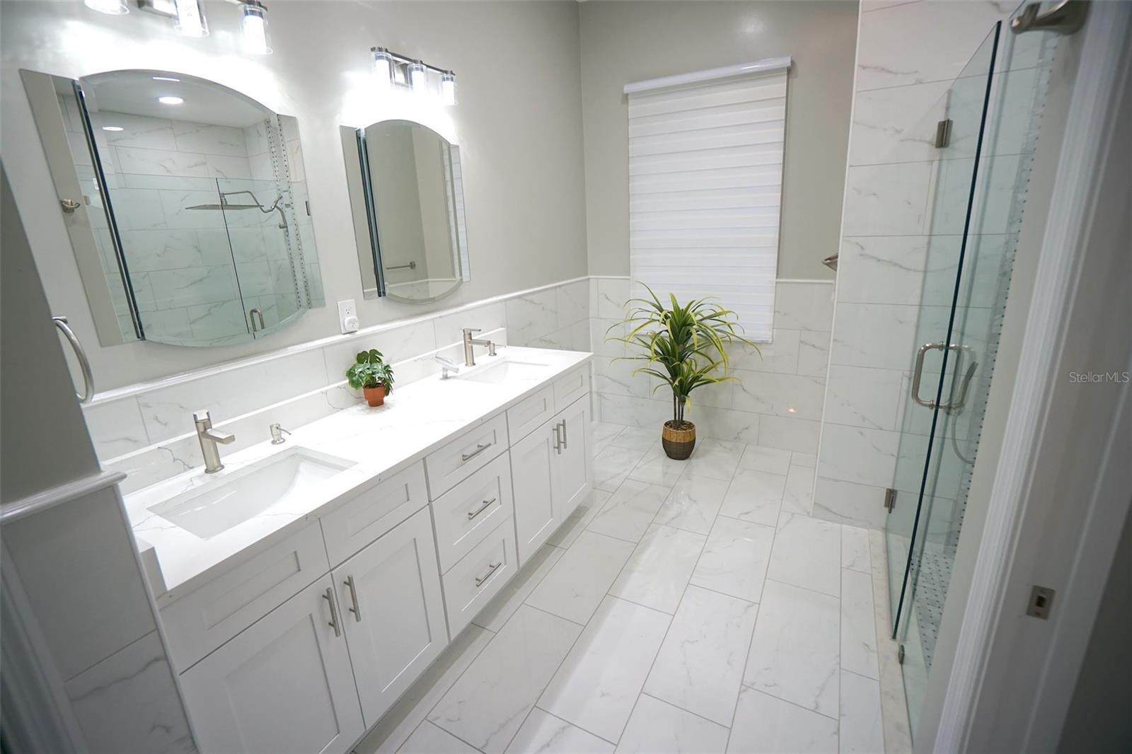 Huge Ensuite Master Bathroom