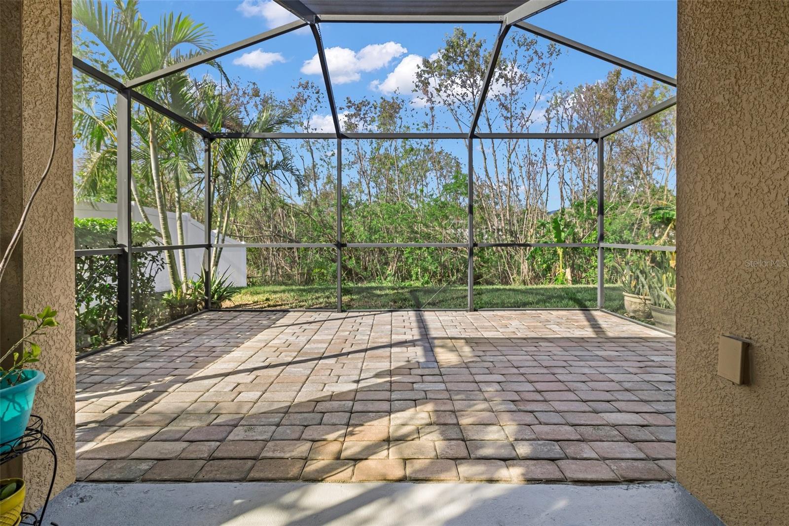 Screened in back patio/Lani