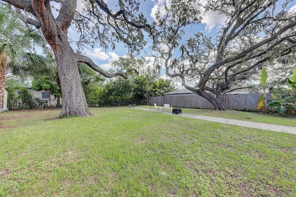 Oversized backyard - so many possibilities!