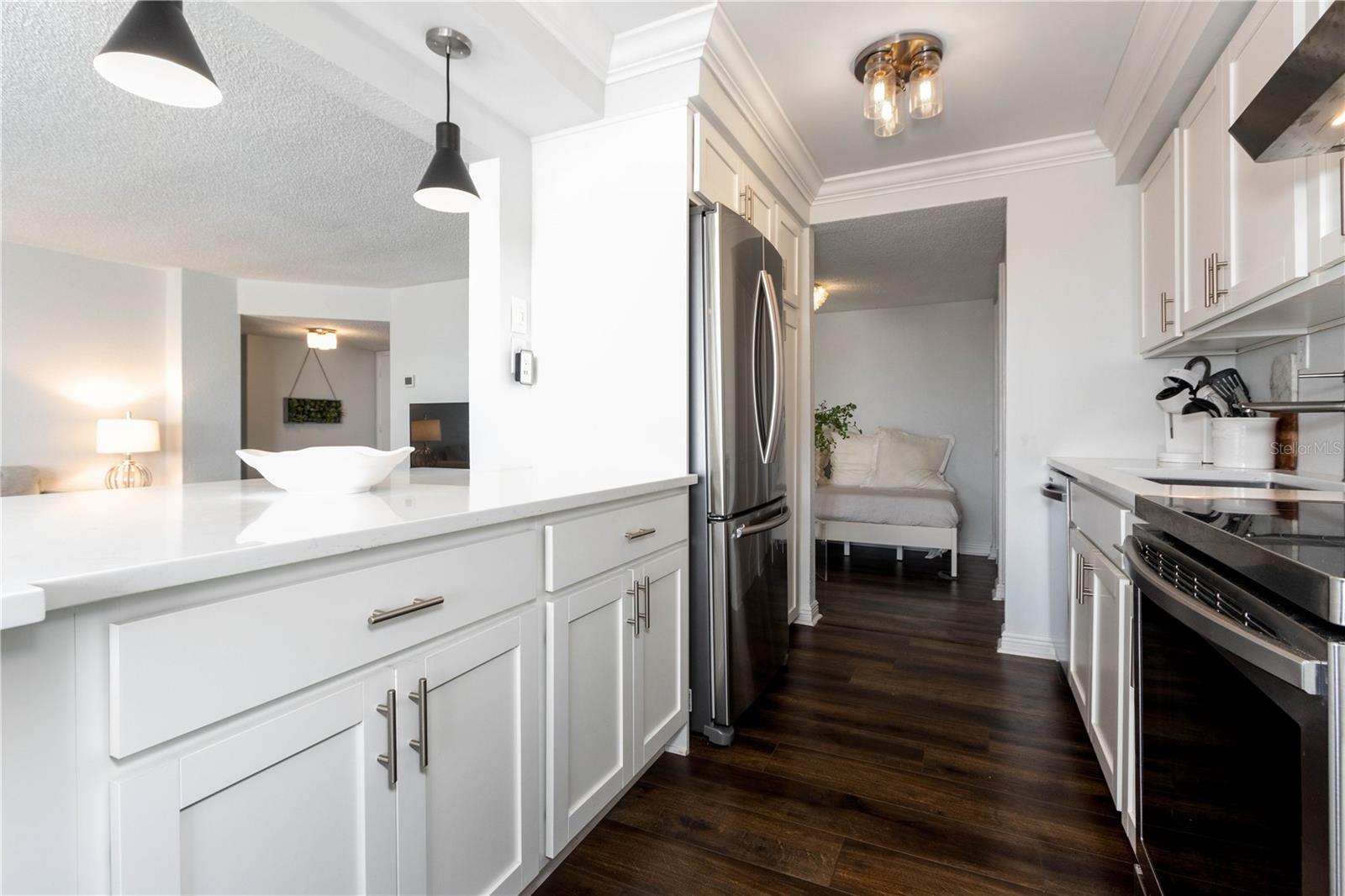 beautiful warm kitchen w/breakfast bar