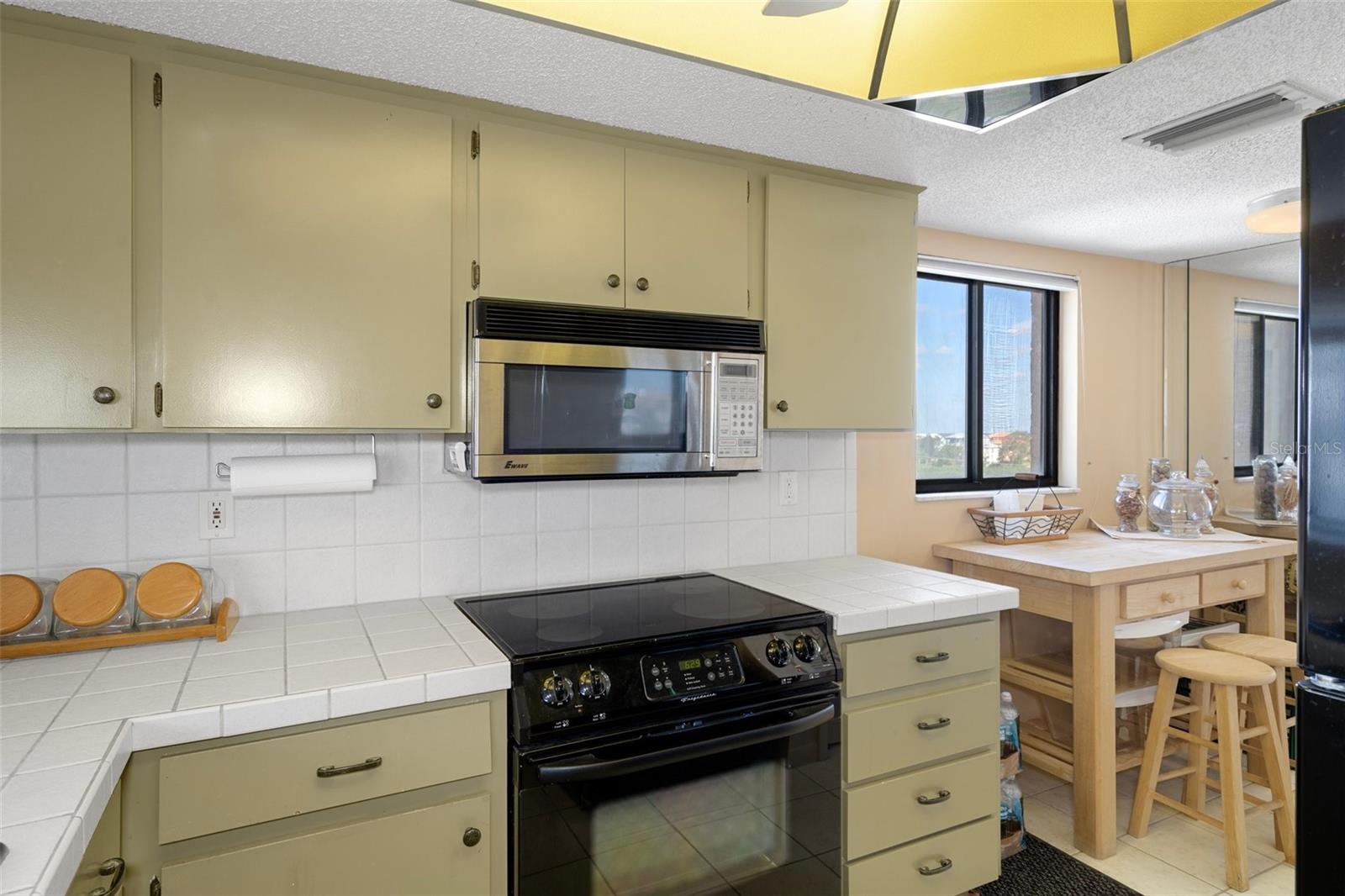 Kitchen and eat in space