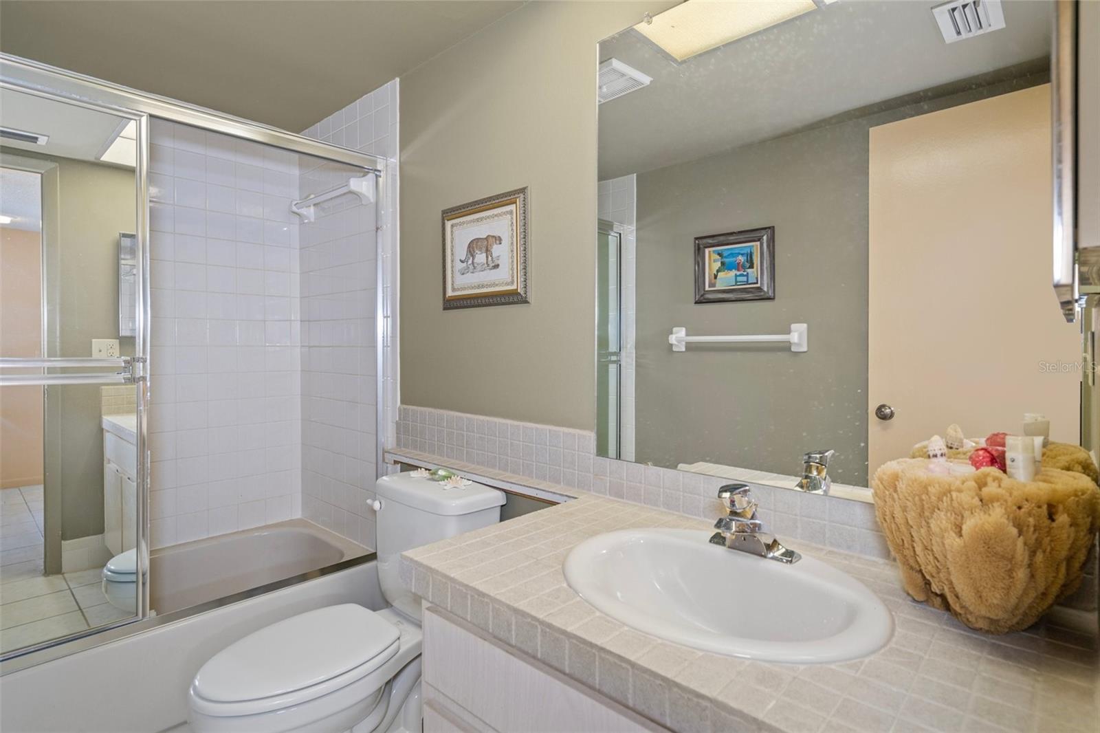 Guest bath with tub/shower