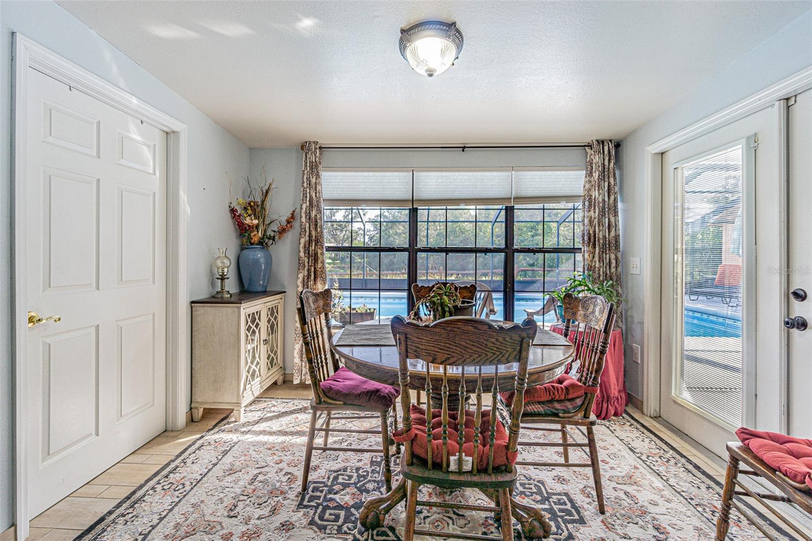 Additional dining room/sitting area