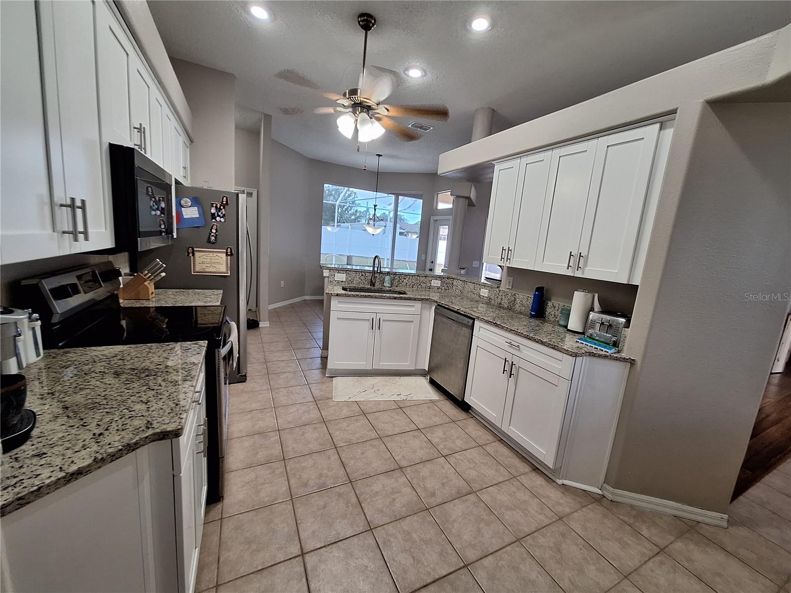 Updated Kitchen, Stainless Appliances and Granite