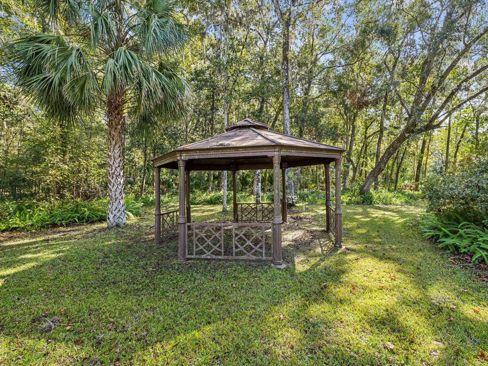 14 x 14 Gazebo w/Electric