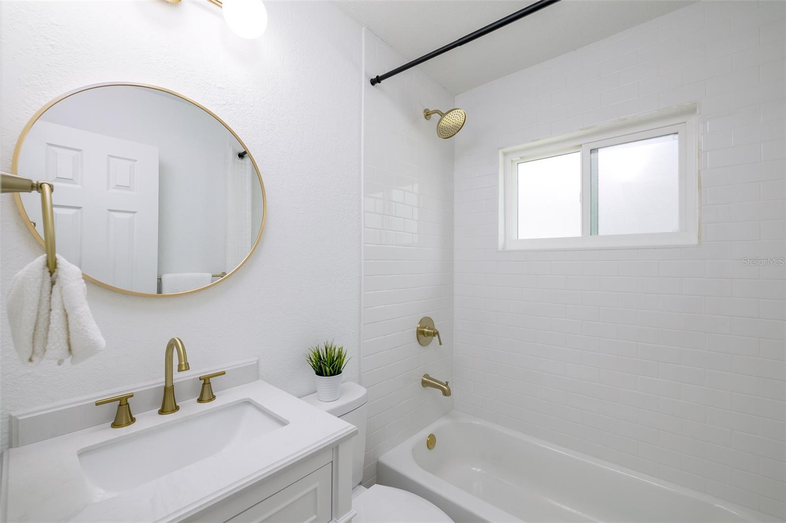 Bathroom 2 with bathtub